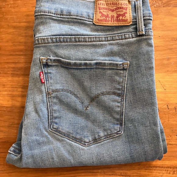 Levi's 314 Shaping Straight Women's Jeans - Picture 3 of 7